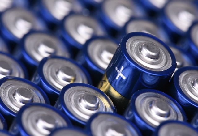 ボルタ電池からリチウムイオン電池まで解説。アルミも活躍の