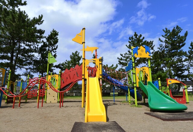 公園を形作ってきた遊具の歴史。ブランコの由来は？すべり台はいつから
